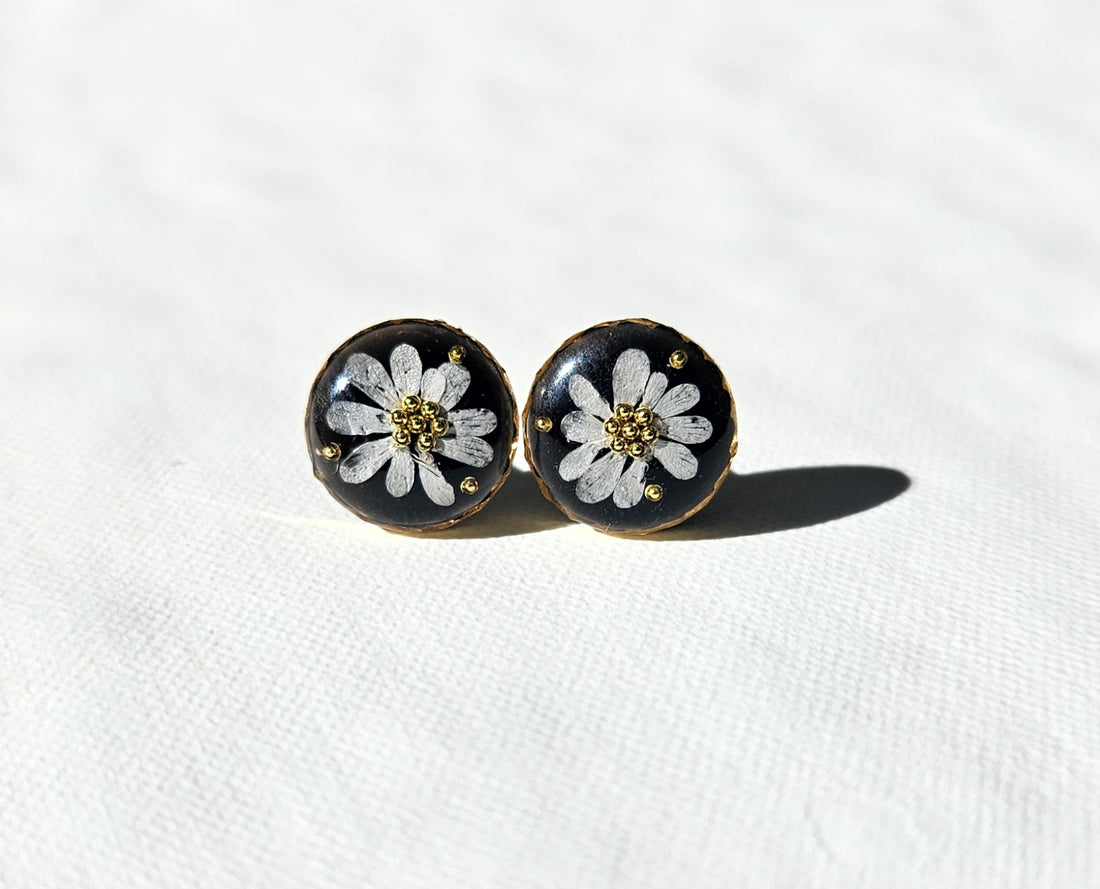 Coriander in Dark studs