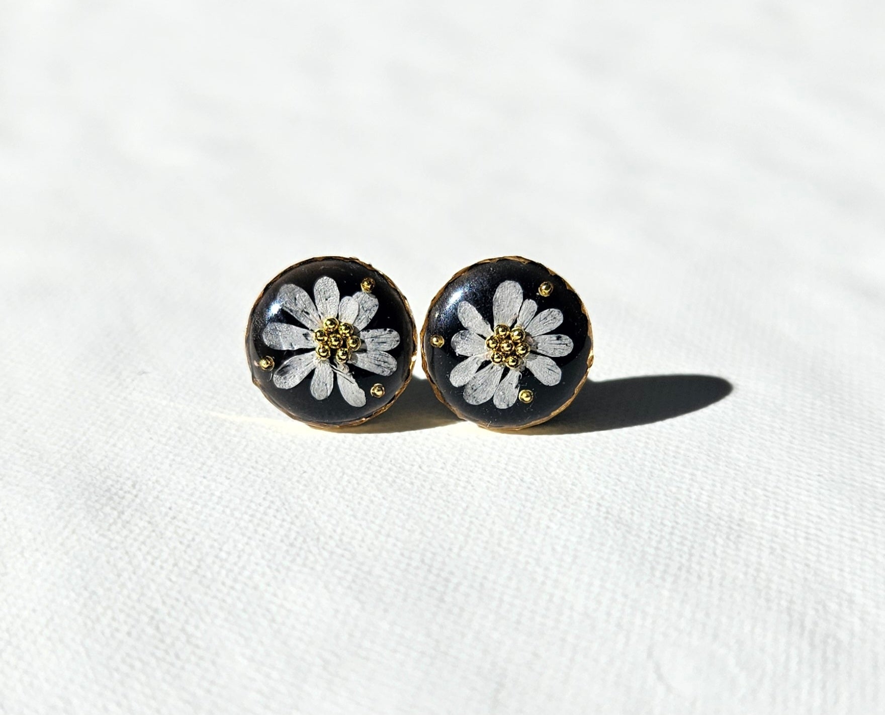Coriander in Dark studs