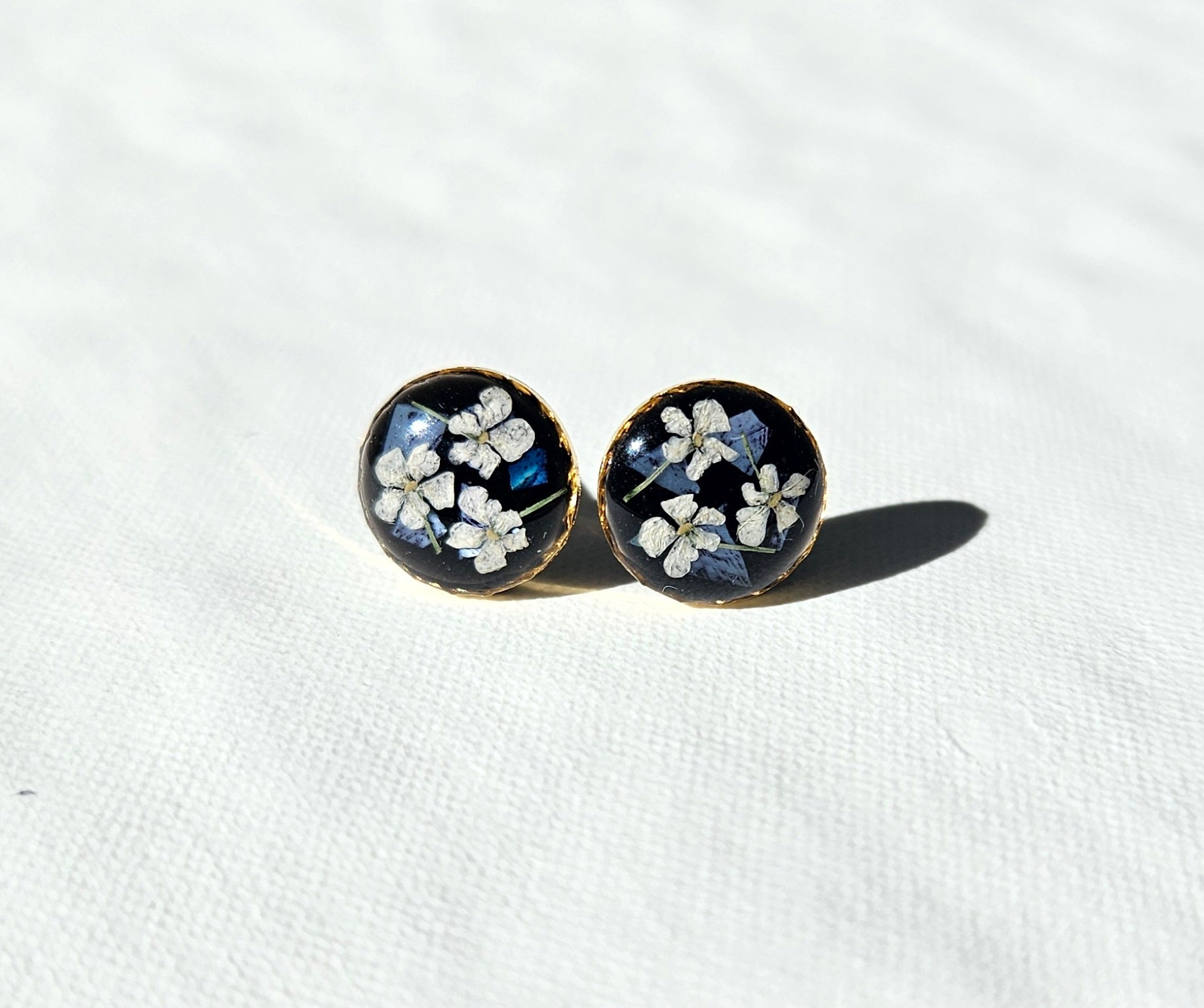 Lace flower with mother of pearl studs