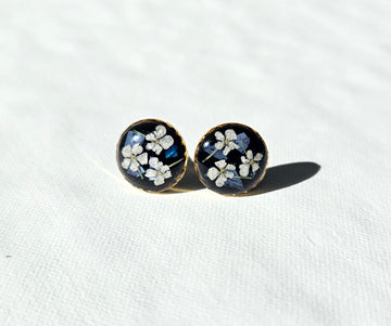 Lace flower with mother of pearl studs